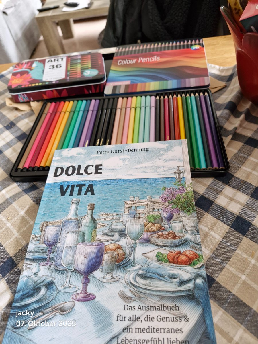 Und wieder was von der Nadel gehüpft.  Und nebenbei wird gemalt.