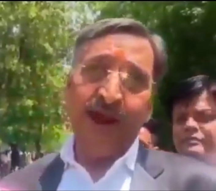 Ye suar bina Peete manega nahi iski hajamat jaldi hi hogi
Ye pitne layak hi hai jo ye narangi tilchatta itna apman janak tipdi bak rha hai baba saheb ko 
Or hamare desh ke sanvidhan ko gaali de rha hai jise pad kar ye vakeel bana hai

#ArrestAnilMishra
#ArrestAnilMishra
#Arrest