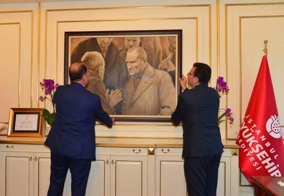 Herşey ülkenin kurucu ve kurtarıcısı Mustafa Kemal Atatürk portresi ile başladı. İNSAN TÜRK OLUR DA NASIL ATASINI SEVMEZ!

Recep Tayyip Erdoğan