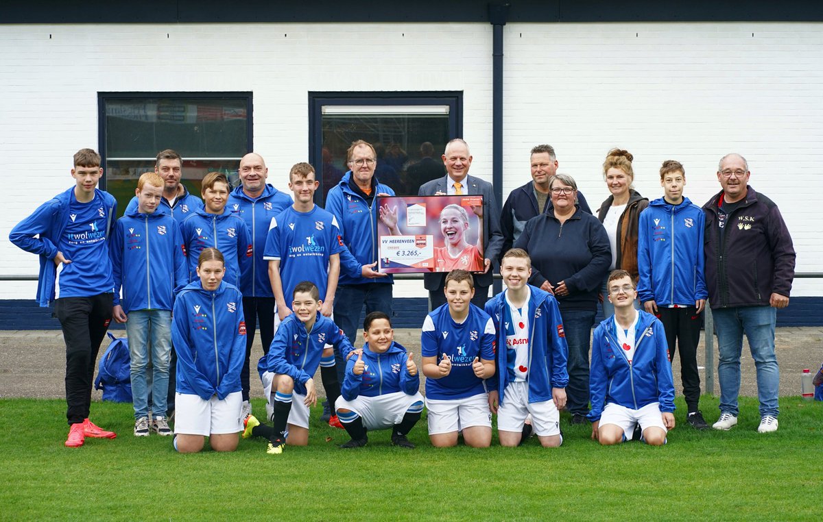 HHoudehaske's tweet photo. Vanmiddag namens de Zwaluwen jeugdactie een cheque van € 3265,- uitgereikt aan het G voetbal team van vv Heerenveen voor nieuwe kleding. https://t.co/WHC0EmDvbY