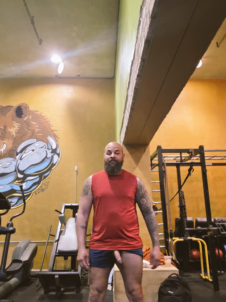 BeardedRican's tweet photo. Working out hard 💪 https://t.co/GGAWp7kPTW