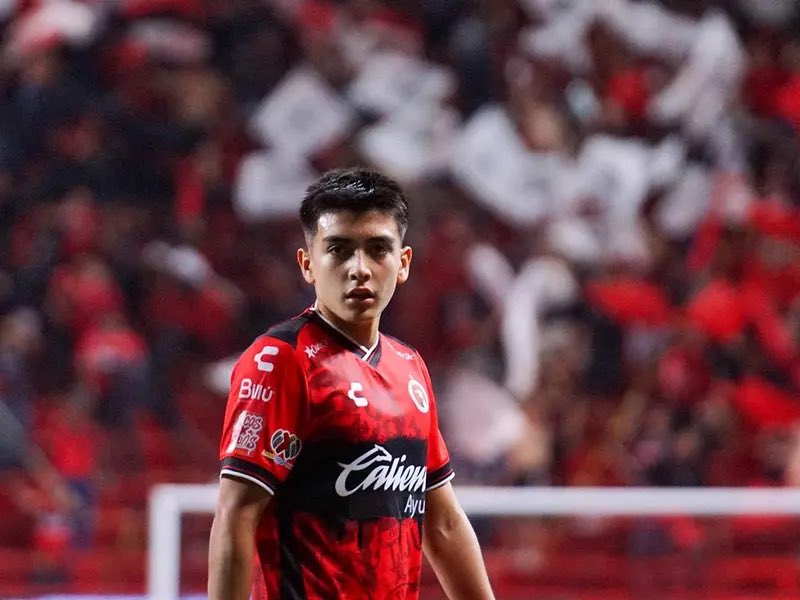 Según Ignacio Ruvalcaba director de categorías menores en Xolos esta es la rutina de Gilberto Mora un día normal SIN ESCUELA.

Su talento está bien trabajado no solo es por casualidad 

🕠 5:30 — Despierta, toma agua con electrolitos, hace respiración y movilidad articular 
🍳