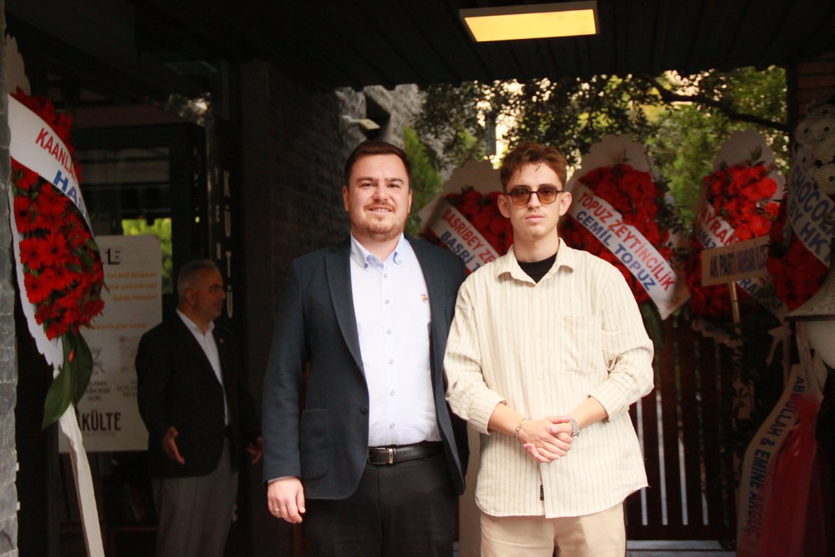 Bugün İlçe Gençlik Kolları Başkanımız <a href="/Avabdullahhasim/">Abdullah Hasim Akgun</a>, İlçe Gençlik Kolları Yönetim Kurulu Üyemiz Tayyip Topuz’un işletmesi Fakülte Kütüphane’nin açılışına katıldı. ☕📚
Kıymetli üyemize bol kazançlar diliyor, yeni işletmesinin ilçemize hayırlı olmasını temenni ediyoruz. 🤝✨