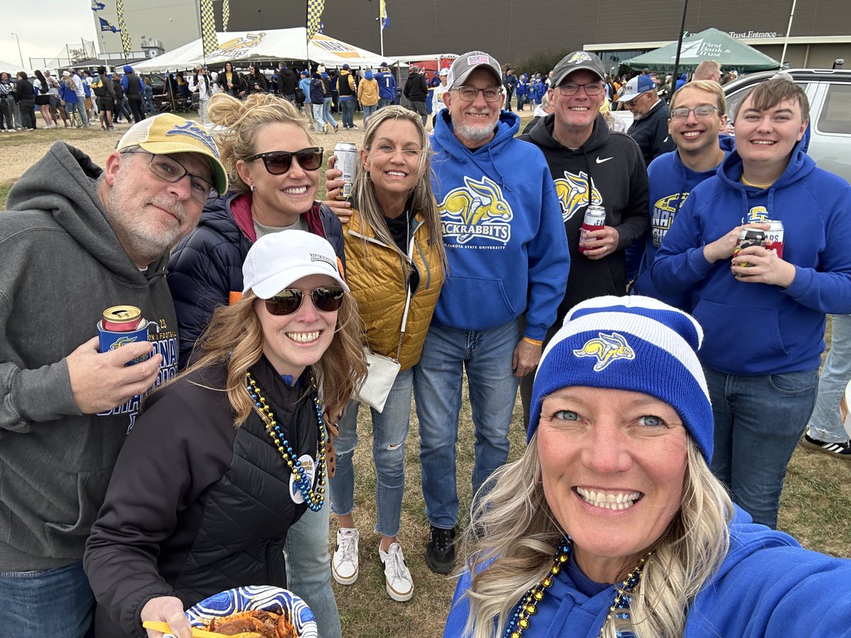 ShellyBayer's tweet photo. Bummin’ at Hobo Day with the best! 💙💛 #GoJacks https://t.co/sDnAD9vOLX