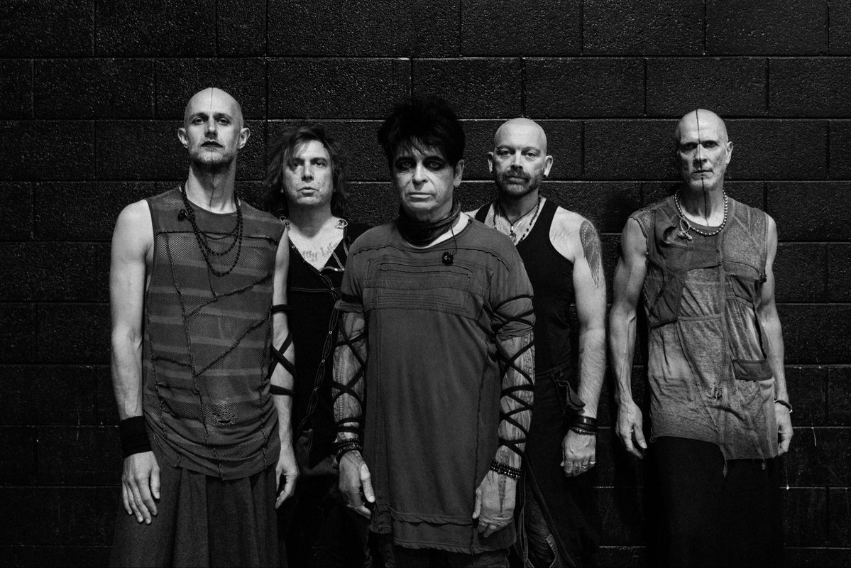 Playing at The Paramount in Huntington, NY tonight with The Psychedelic Furs. We are on at 8pm, P Furs at 9:30. Tomorrow we are back with Tremours for a headline show at the State Theatre in Portland, ME. Tix: garynuman.com/tours. Pic: Eva Ettegård
