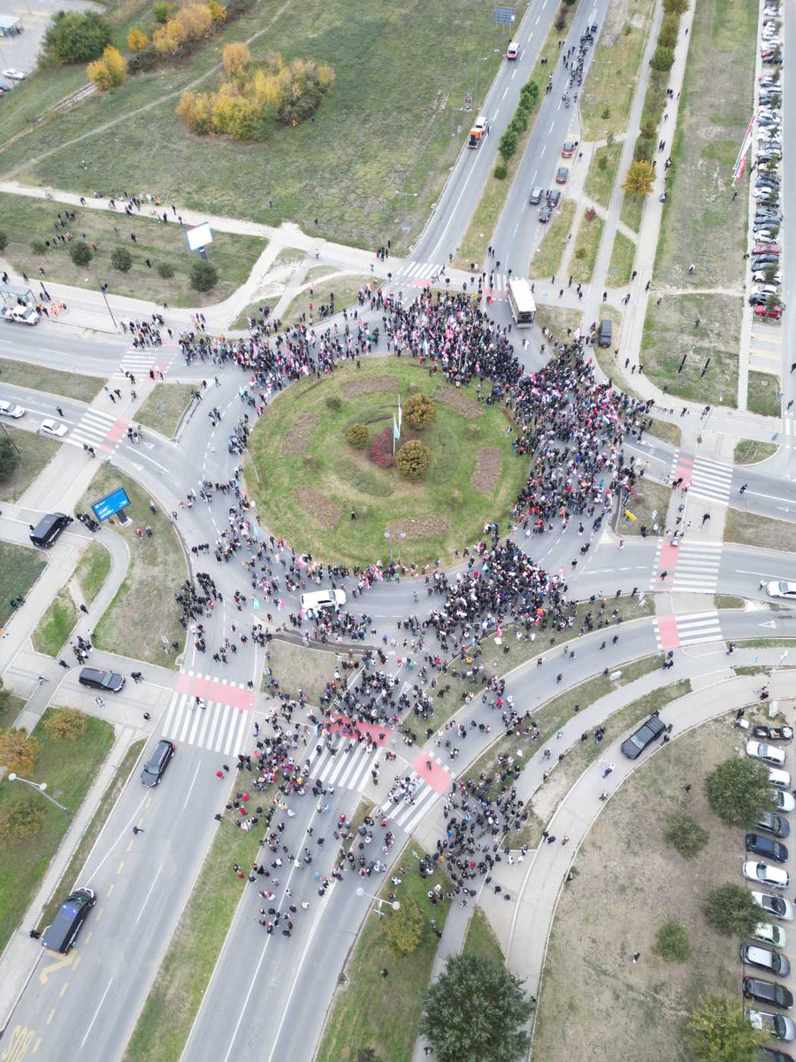 U Novom Sadu sviran kraj obojene antiblokaderske revolucije 🚫

#NećuBlokadeHoćuŠarade
#VrtiIhUKrug