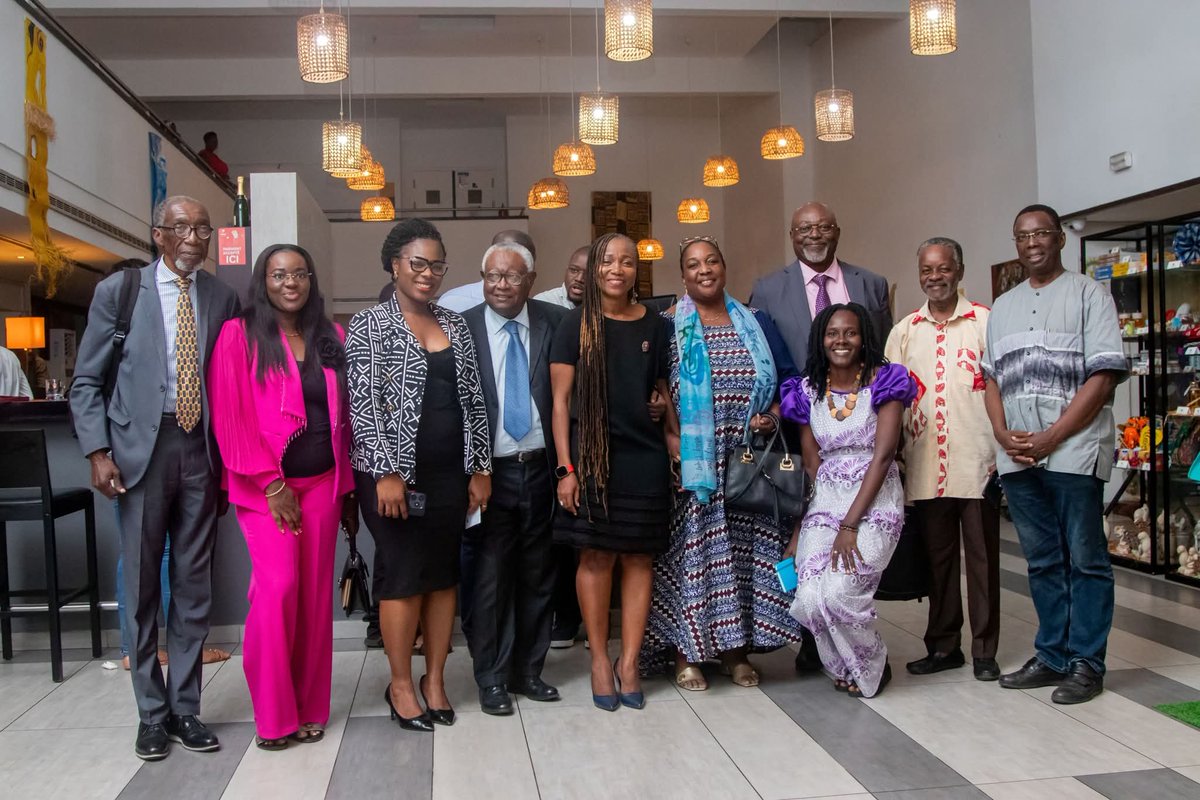 Vendredi dernier, j’ai eu le privilège d’assister au vernissage "Octobre de Lumière", portée par la  peintre et plasticienne Michèle Nze. Elle a  partagé la scène avec 2 artistes 🇬🇦  Mexhilus et Ketsia, représentant la new générat. de la peinture 🇬🇦.
Crédit photo: #gabkulture