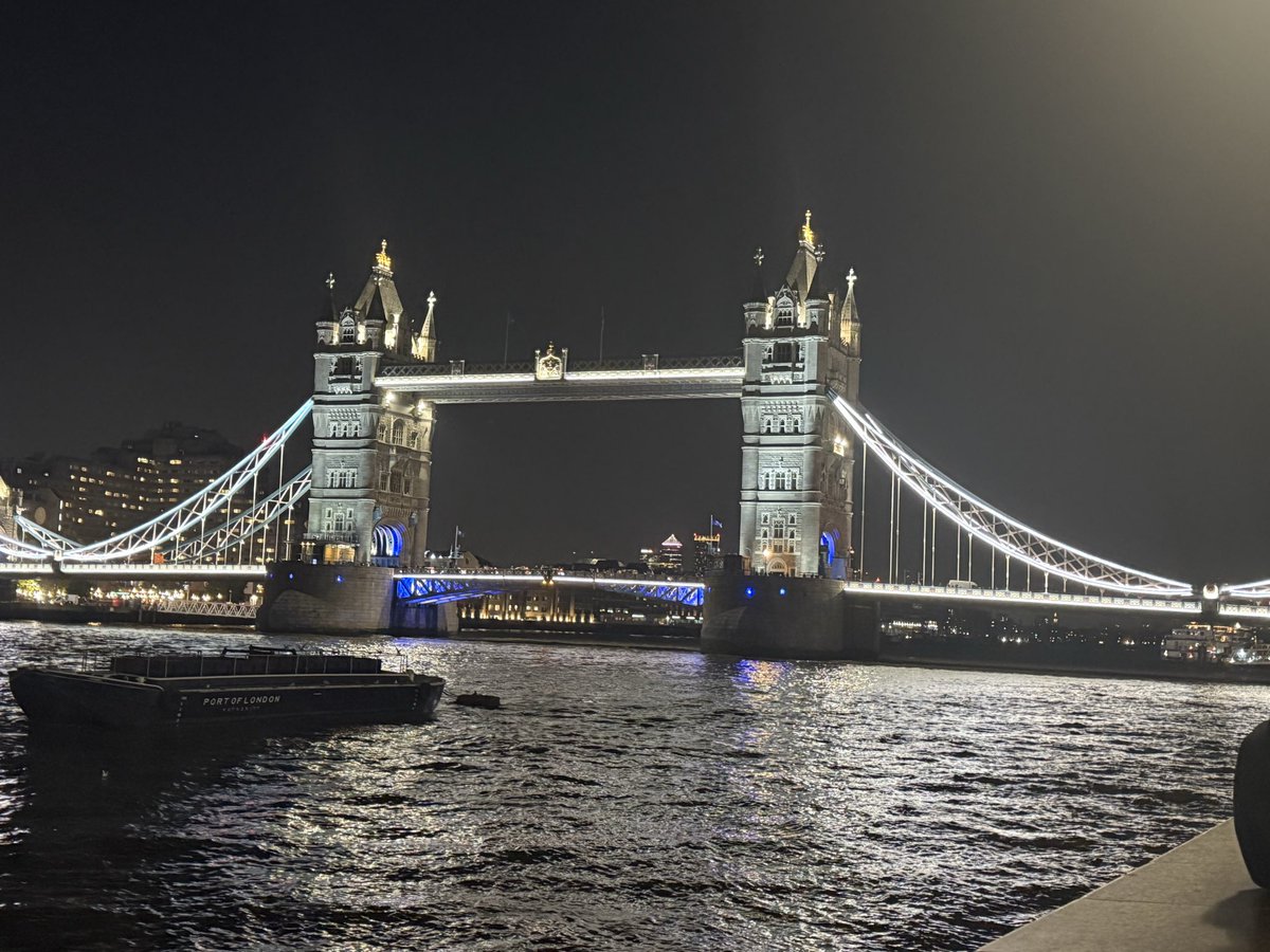 LiamsSunsetter's tweet image. Siri, play ‘Midnight Memories’ by One Direction