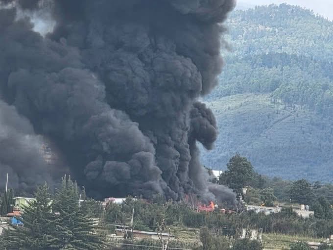 IvanMercadoNews's tweet photo. 🚨 Explosión en la autopista México–Puebla

La mañana de este sábado 11 de octubre una pipa volcó y explotó a la altura del km 72, generando una columna de humo visible desde varios kilómetros.

La Guardia Nacional Carreteras informó cierre total en ambos sentidos y rutas alternas:
➡️ A Puebla: km 063+500 vía libre
➡️ A CDMX: km 077+000
📹RRSS