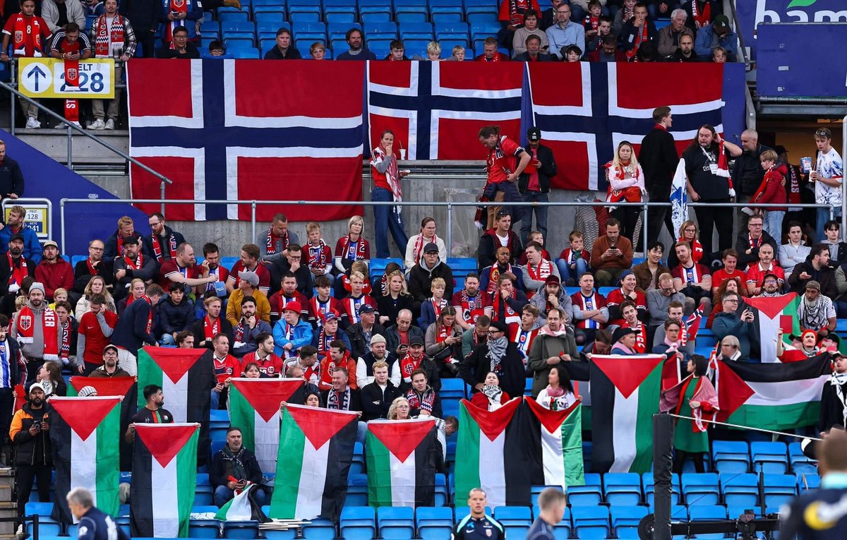 في موقفٍ تاريخي ضمن تصفيات كأس العالم، حقق المنتخب النرويجي فوزًا ساحقًا بخمسة أهداف على منتخب البلد المتهم بارتكاب جرائم إبادة جماعية، في مباراةٍ تزينت فيها مدرجات ملعب أوسلو بأعلام فلسطين 🇳🇴🇵🇸.

وكان الاتحاد النرويجي لكرة القدم قد أعلن في وقتٍ سابق عن تخصيص عائدات المباراة لدعم