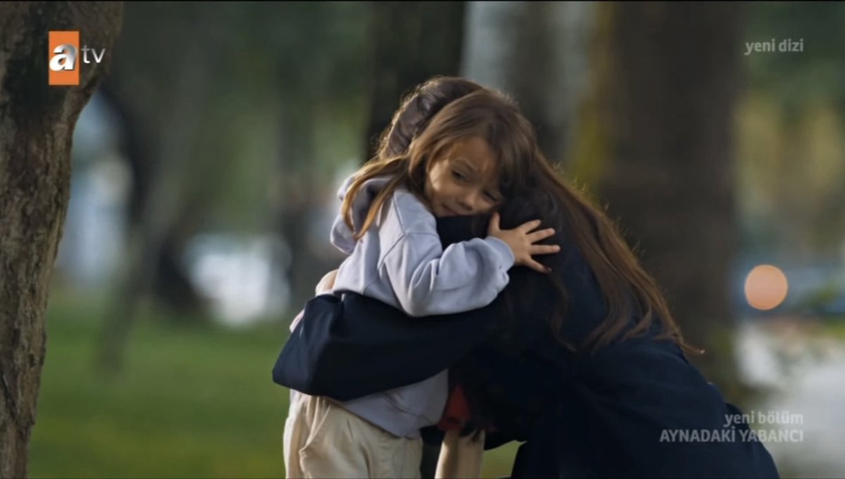 SHE MADE A MAP TO GO AND FIND HER MOM AND SHE FR DID😭😭😭😭 my heart cant take this
#AynadakiYabancı