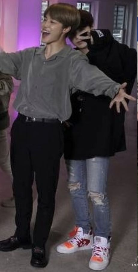 jiyoonrl's tweet image. With yoongi                Without yoongi

*look at jimin&apos;s shoes in the 2nd Pic