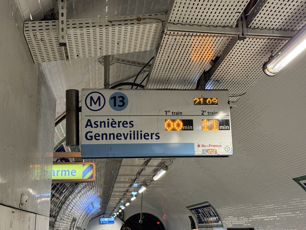 Plusdetrains's tweet photo. Fréquence insuffisante sur la #ligne13, épisode 71724 😰
Les métros sont bondés un samedi à 21h comme un mardi à 8h du matin. Un mardi matin, la ligne est à sa capacité maximale, un samedi pas du tout. https://t.co/nXKppXruVF