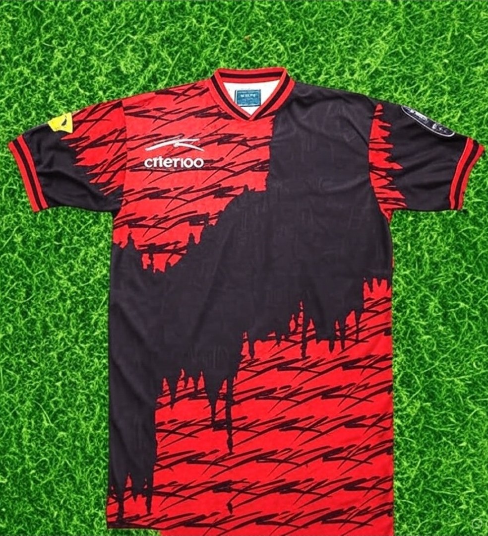 Que les impide regresar con rediciones así, sin los patrocinadores ni escudos para no "meterse en pedos" como lo hacen umbro y meyba por ejemplo?