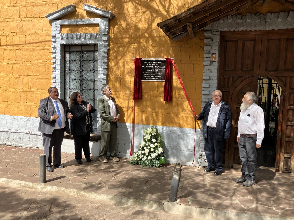 A un siglo de su natalicio, al más ilustre de San José de Gracia Mich, Don ⁦<a href="/LuisGonzalezyG/">Luis González y Glz.</a>⁩ su #PuebloEnVilo le rinde homenaje, al historiador más grande de México.