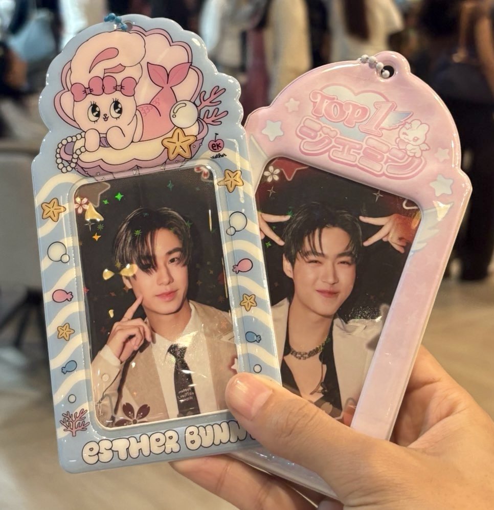 lemerremur's tweet image. ติ่งศิลปินไทยคู่แรก ด้อมไทยด้อมแรก มารวมพลครั้งแรก ก่อนหน้านี้ไปงานsfได้ที่นั่งไกลพอสมควร วันนี้มางานที่2 ถึงจะไม่ได้ไซน์ แต่ได้มองชัดๆแล้ว พี่ลูคหล่อมากสมมงสุดหล่อ น้องมิคก็น่ารักยิ้มหวานมากจะบ้า อิ่มความสุขสุดๆ ดีใจที่ตัวเองค้นพบสองจิ๋ว 🫶🏻
#GMMTVFANIVALxLukeMick
#LukeMick