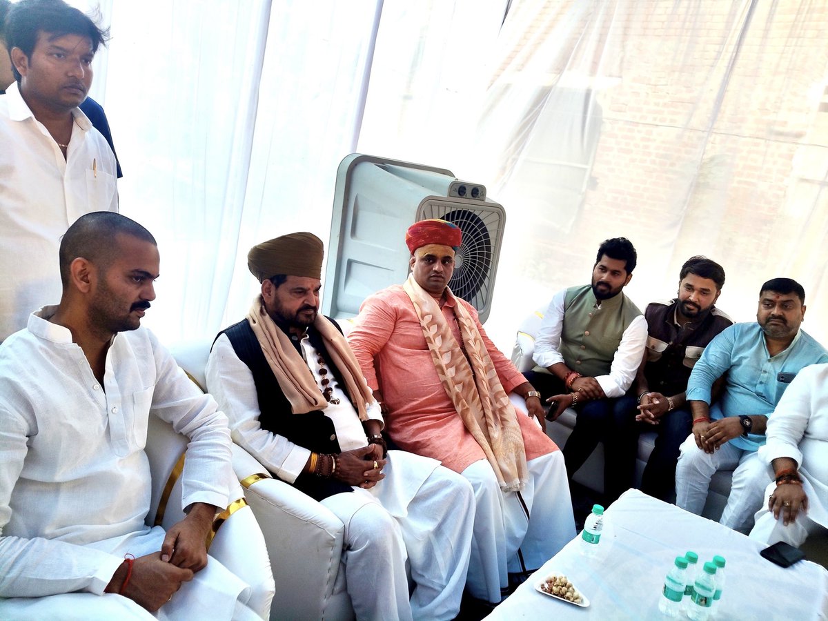 purusharth_bjp's tweet photo. आज अयोध्या धाम में भारतीय जनता युवा मोर्चा के प्रदेश महामंत्री आदरणीय श्री हर्षवर्धन सिंह जी की पूज्य माताजी स्वर्गीय राधिका सिंह जी के त्रयोदशी संस्कार मे उनके आवास पर पहुंचकर विनम्र श्रद्धांजलि अर्पित की।
प्रभु दिवंगत आत्मा को अपने श्रीचरणों में स्थान दें। ॐ शांति। @bjpharshvardhan