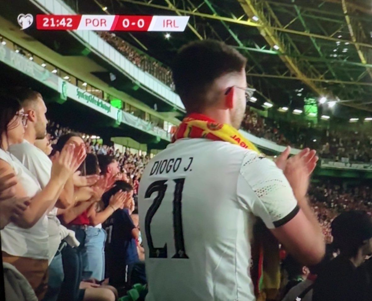 UnitedAlex7's tweet image. Standing ovation by the entire stadium in the 21st minute for Diogo Jota โค๏ธ