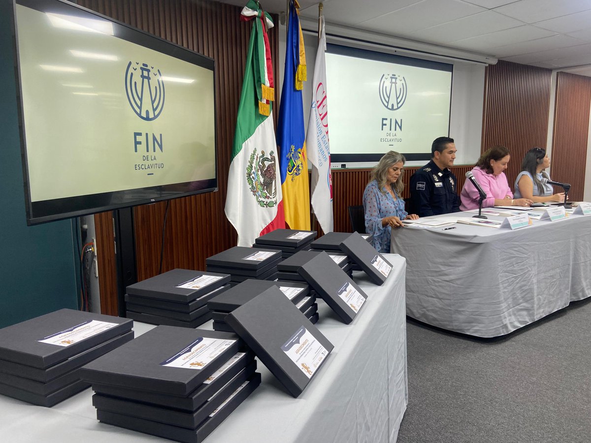 La #CEDHJ felicita a la generación 20 del “#Diplomado Internacional contra la Trata de Personas”, impulsado por la asociación civil #FinDeLaEsclavitud.

En el auditorio de esta Comisión se llevó a cabo la ceremonia de clausura. Asistió la presidenta Luz del Carmen Godínez