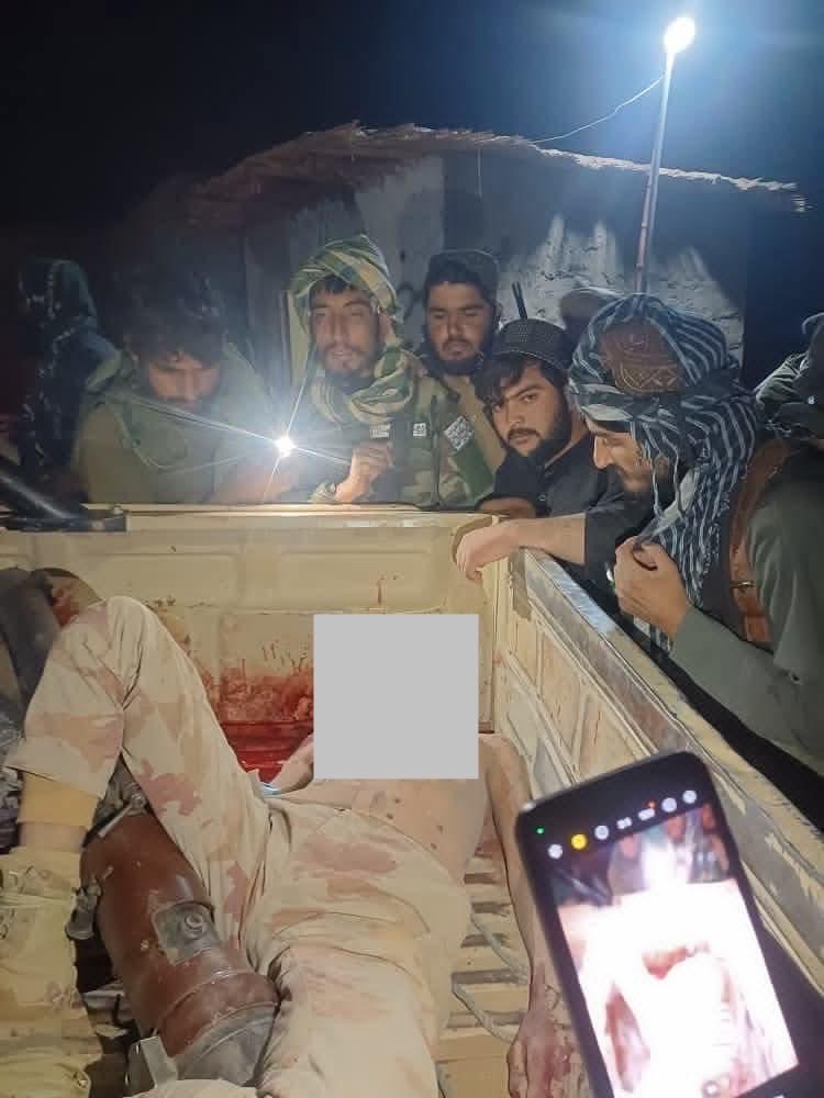 AbdullahMiakhil's tweet photo. په ډیورنډ کرښې د پوله ساتو ځواکونو او پاکستاني پوځ جګړه؛
که څه هم پاکستاني لوري د اوربند غوښتنه کوي، خو طالب سرتیرو جګړې ته زور ورکړې او د پاکستانیو وژل شویو عسکرو سره یادګاري عکسونه اخلي.
#StopPakAggression
#StandWithAfghanistan
#AfghanistanUnderAttack https://t.co/8PaHRZeCdM