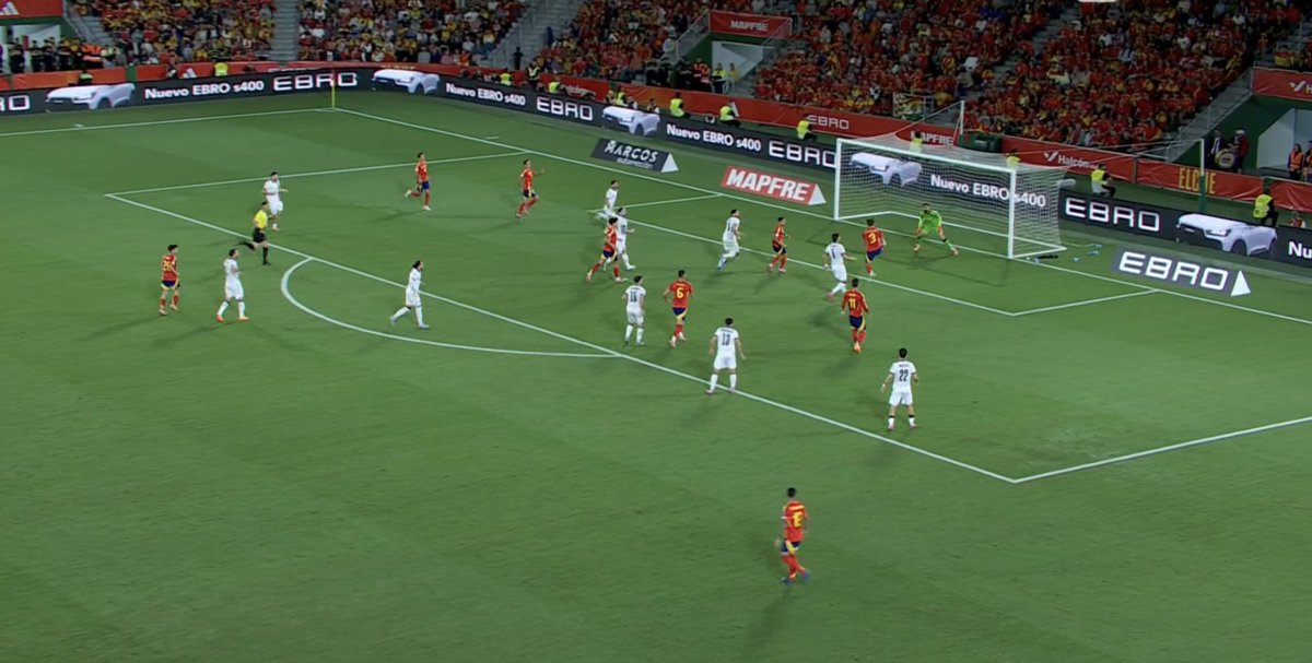 TouchlineX's tweet image. 📸 - LOOK AT THIS PASS BY PEDRI AHEAD OF THE GOAL!

THE BEST MIDFIELDER IN THE WORLD FOR A REASON!