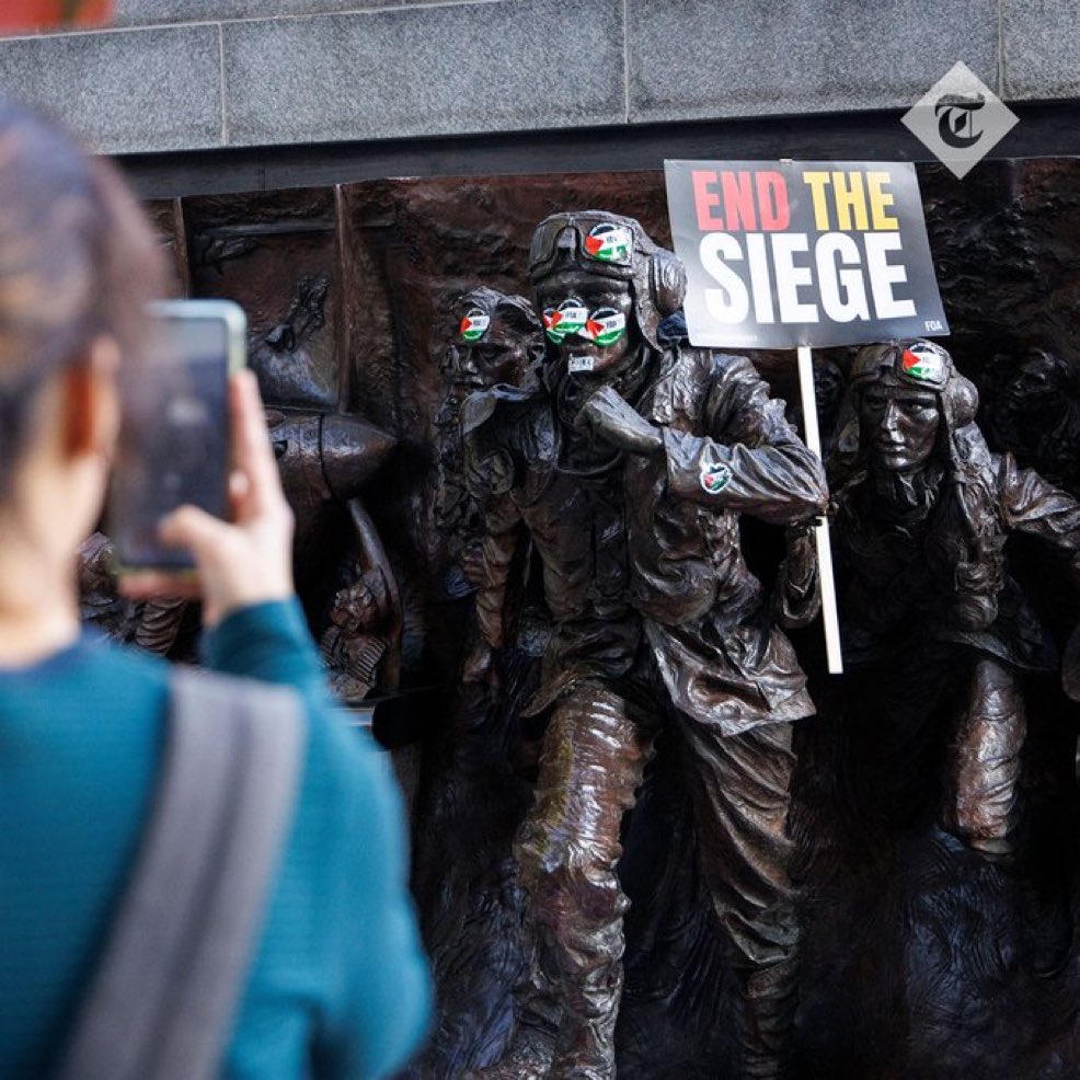 TRobinsonNewEra's tweet image. RAF memorial defaced by the "free Palestine" mob today.
This is the respect they have.
Absolutely none.