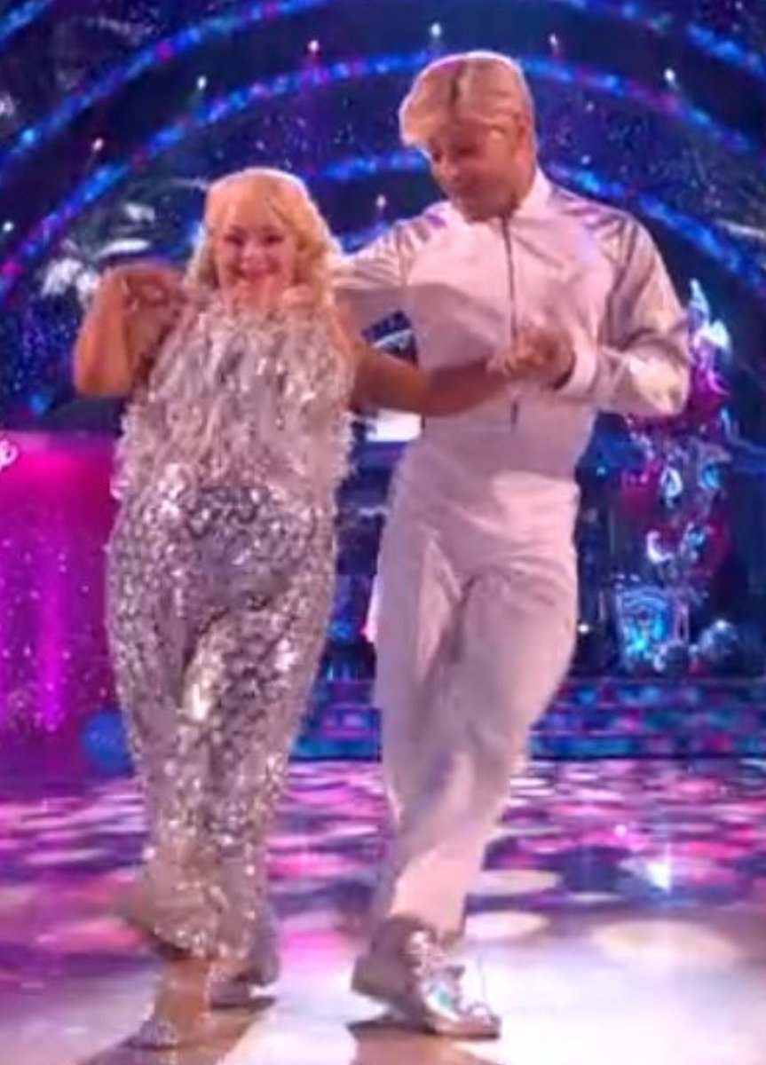 LusamzaH's tweet image. Love these two.! Ellie was amazing and her joy is infectious. She's not here for the sympathy vote like those who insult her by saying that think, she's working hard and giving it her all.
Ellie and Vito you were so good. 👏👏👏#StrictlyComeDancing