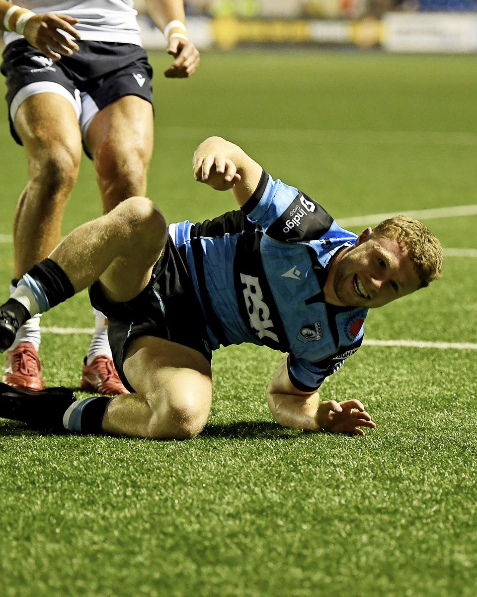 Cardiff_Rugby's tweet image. The smiling assassin! 😄🥷

Tom Bowen opens the scoring! 🔥

#YmlaenCaerdydd | #CARvCON