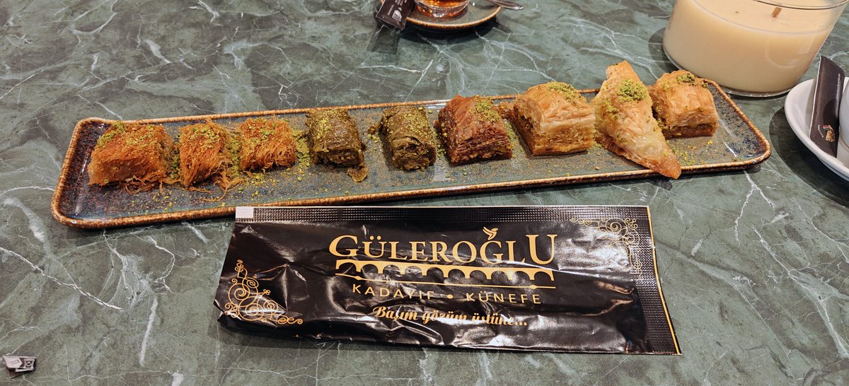 Wat een drukke en smaakvolle foodtourdag wederom vandaag! Deelnemers aan zowel de begeleide als onbegeleide routes — van DH tot zelfs Duitsland — genoten van foodstops bij Deli Argana, Savanna, Curry Gossip en El Aziz Çiğköfte. Id Schilderswijk proef je werkelijk de hele wereld!