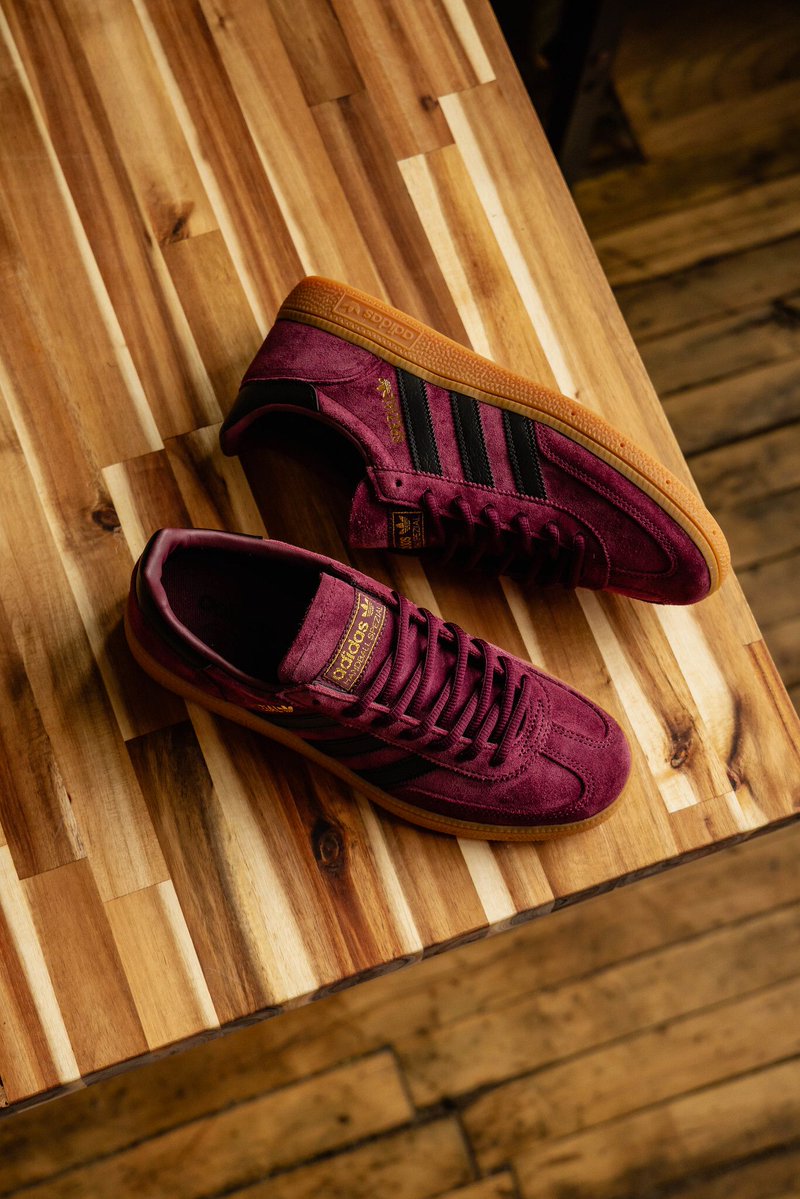 KicksFinder's tweet image. 🍂 From football Sundays to orchard runs and holiday countdowns—whatever your fall looks like, we’ve got the @adidasus staples to match the moment. Tap in for our Fall/Winter shopping guide. 

&amp;gt;&amp;gt; buff.ly/rAUCDW1