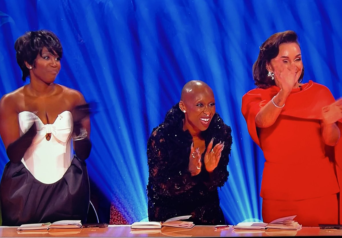 Cogs39's tweet image. Vito has worked wonders with Ellie. That was a great routine & really well danced. Lovely partnership & the standing O from the ladies was a really nice touch 💖 #scd #strictlycomedancing #strictly