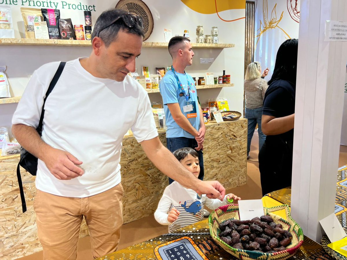 FAOWestAfrica's tweet image. 🔥 Les dattes de Namibie font sensation au pavillon Afrique de l'exposition From #Seeds2Foods à Rome ! 🌍 Des visiteurs venus des 5 continents ont savouré cette richesse locale, preuve éclatante du potentiel agricole africain. 🇳🇦✨ 
#FAO80 #Diversité