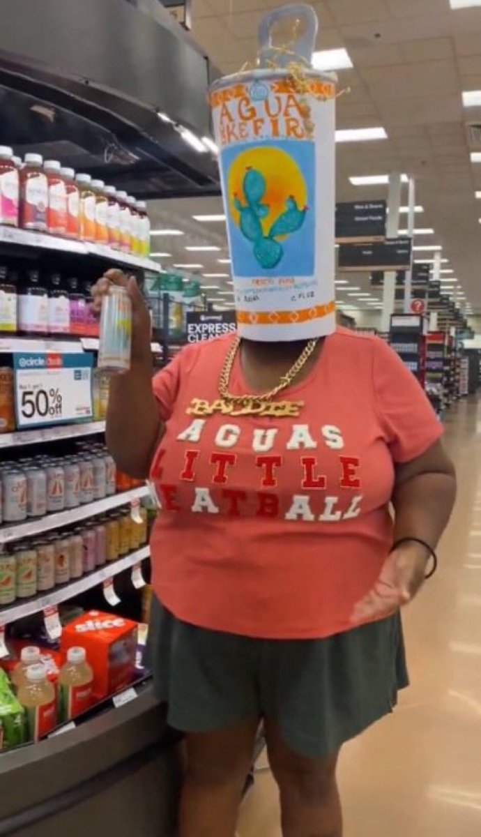 cuntrellie's tweet image. Don’t y’all see how mean this is? What do you even mean by “#damagecontrol”? Because you don’t want haters to think you’re fat or seemingly unattractive?? Be serious.

@aguadekefir this girl better win this giveaway!!!!