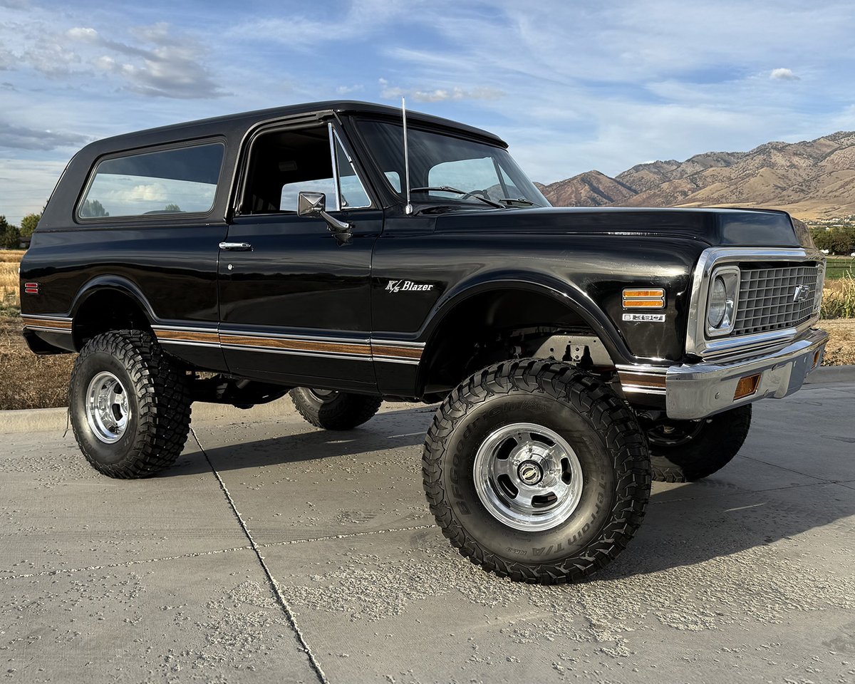 Barrett_Jackson's tweet image. Built to conquer any road in style! This #custom 1972 @Chevrolet #K5 #Blazer is powered by a 383ci Stroker V8 with Holley Sniper fuel injection, paired with a 3-speed Turbo 350 automatic transmission and NP205 transfer case.
Learn more: bit.ly/AZ25TW-1972Che…