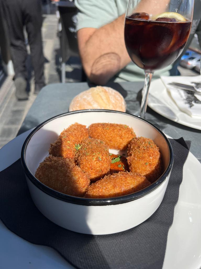 Adry_VF7's tweet photo. Hoxe probei unhas croquetas de xamón que entraron totalmente no meu top en A Sobreposta https://t.co/KjXpqLMgj7