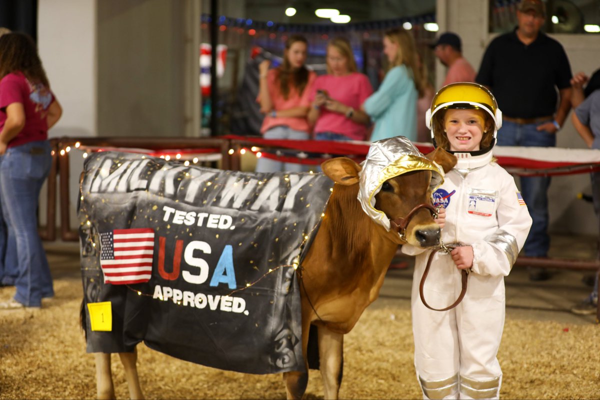 MSStateFair's tweet image. 🎡💐 The Pretty Cow Contest brought Wheel of Fortune fun to the barn! Congrats to Langston Moorman, Susan Babb, Lauren Bryant, Anaston Stevens &amp;amp; Holden Taylor for their creative win with TJF Clue Stella 1695! Huge thanks to judges Christana Kay (WAPT-16 Meteorologist), Sierra…