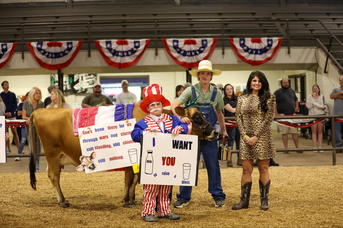 MSStateFair's tweet image. 🎡💐 The Pretty Cow Contest brought Wheel of Fortune fun to the barn! Congrats to Langston Moorman, Susan Babb, Lauren Bryant, Anaston Stevens &amp;amp; Holden Taylor for their creative win with TJF Clue Stella 1695! Huge thanks to judges Christana Kay (WAPT-16 Meteorologist), Sierra…