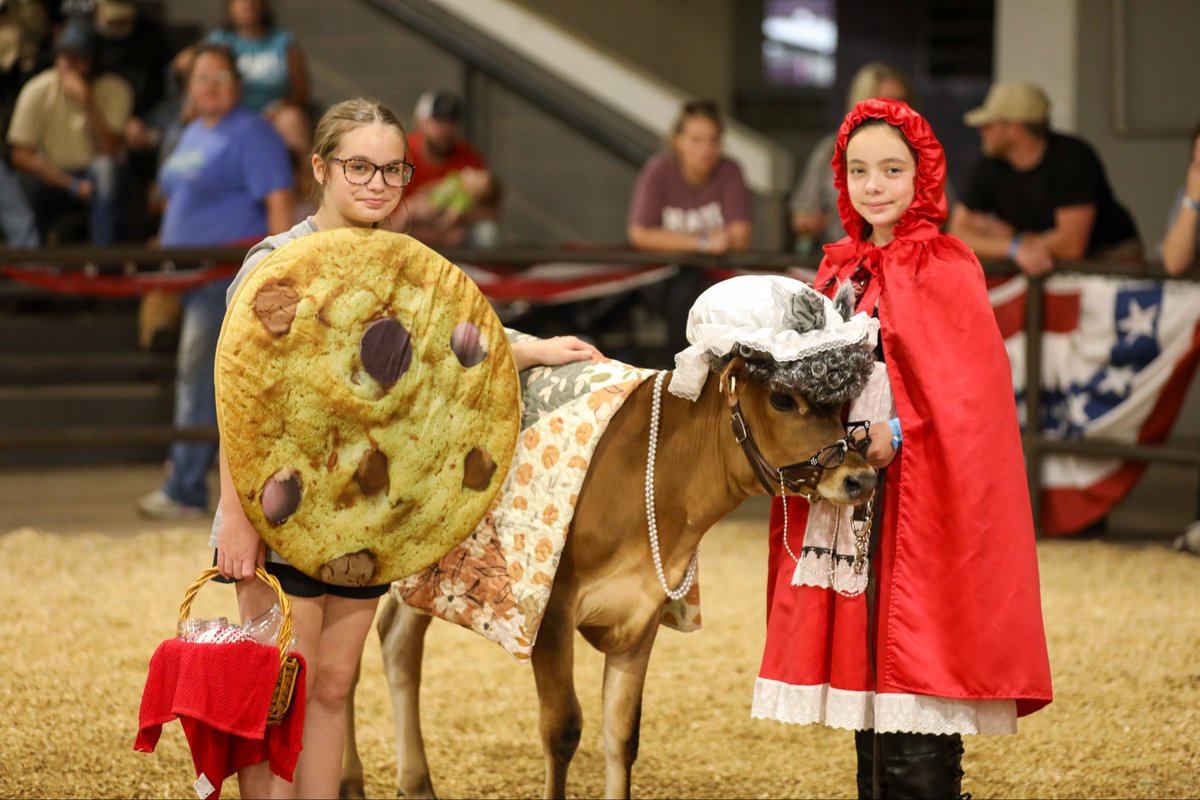 MSStateFair's tweet image. 🎡💐 The Pretty Cow Contest brought Wheel of Fortune fun to the barn! Congrats to Langston Moorman, Susan Babb, Lauren Bryant, Anaston Stevens &amp;amp; Holden Taylor for their creative win with TJF Clue Stella 1695! Huge thanks to judges Christana Kay (WAPT-16 Meteorologist), Sierra…