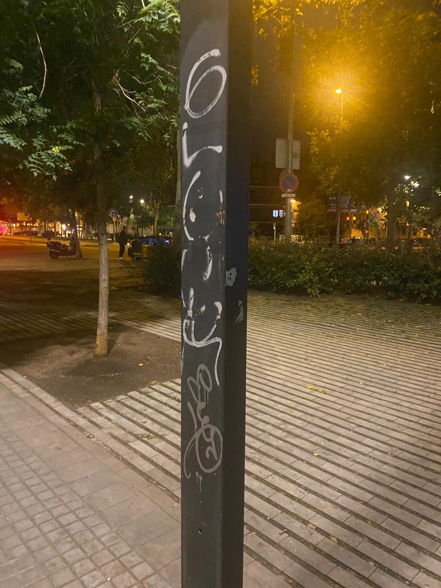 Quan el disseny pot ser perillós. Si un fanal pot ser rodó, com aquells grisos de tota la vida, perquè ha de tenir arestes? Un amic va acabar anit amb cinc punts de sutura al front després de xocar contra un d’aquests fanals a Passeig de Sant Joan de BCN. I no! No anava ni begut,