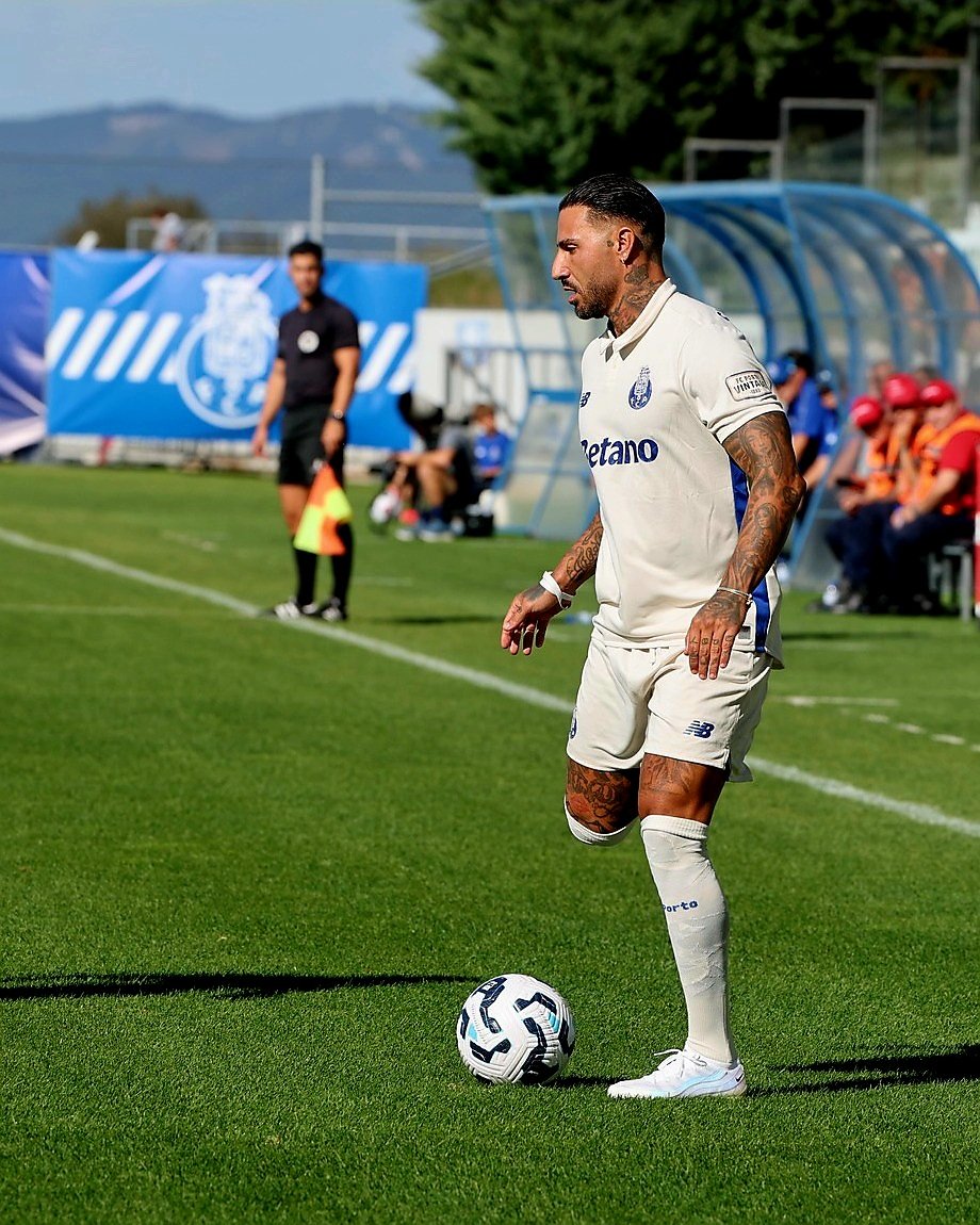 Ricardo Quaresma com o terceiro equipamento do #FCPorto. 💫💙