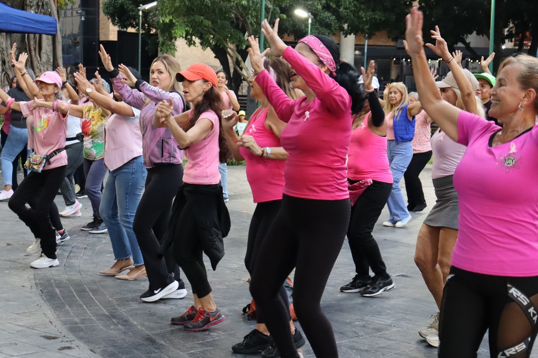 ¡Chacao bailó con energía y esperanza! De la mano de <a href="/Senosalud/">Senosalud</a>  nuestros vecinos compartieron en una increíble #BailoterapiaRosa en el mes de la lucha contra el #cancerdemama 

¡El autocuidado y la detección temprana salvan vidas!