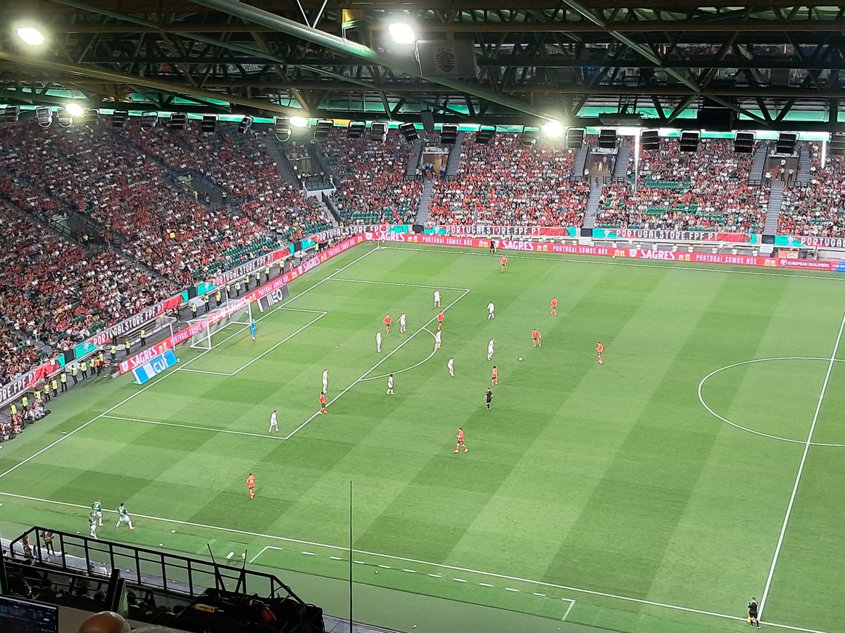 Pas un Irlandais à plus de 25 m de son but. Le Portugal fait un match de handball ce soir.