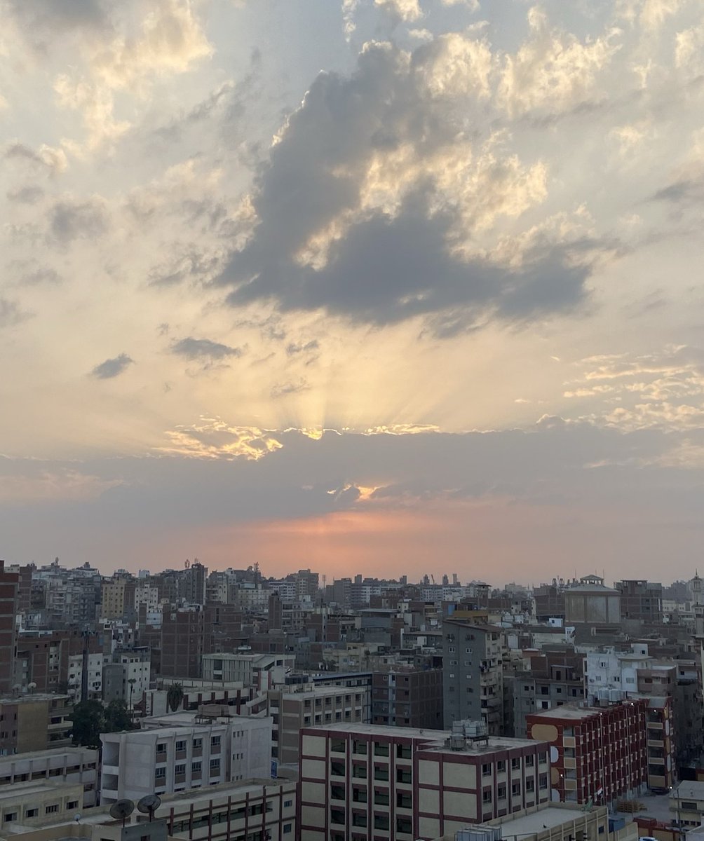 سنجلِسُ بعدَ الغُروب قليلاً
نُسائِلُ هذا المساءَ الطّويلا