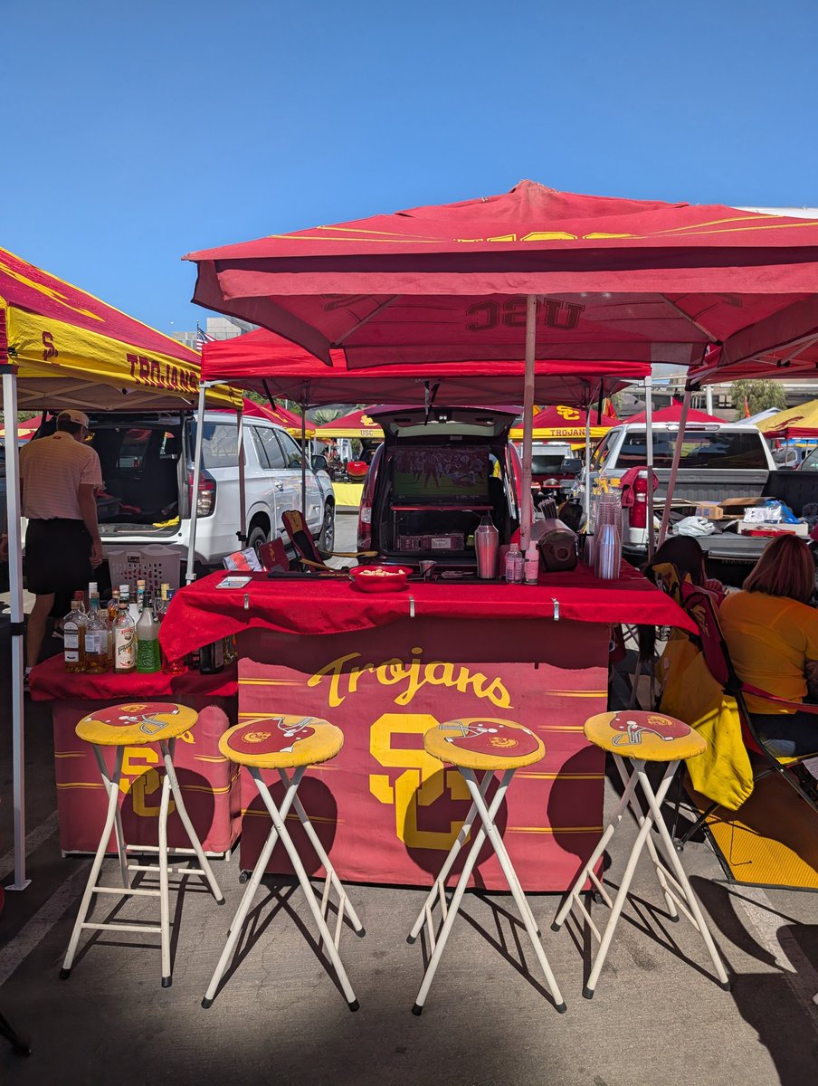 Jerkass10's tweet photo. Back at it!!! #Tailgate #USC #BeatTheWolverines https://t.co/CxGtfwmlJB