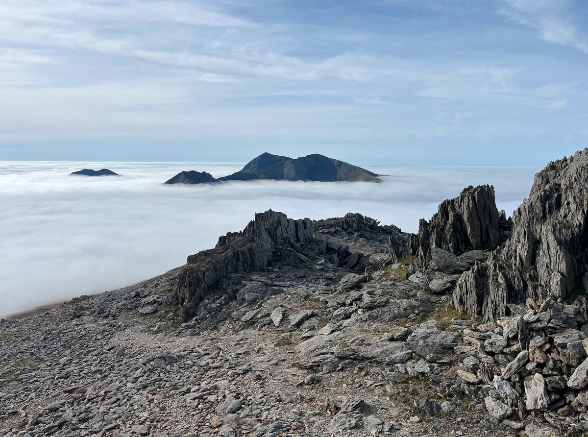 TravellingTrev's tweet photo. Four more from a truly memorable walk on the Glyderau today ♥️🏴󠁧󠁢󠁷󠁬󠁳󠁿⛰️ #Eryri #temperatureinversion #BrockenSpectre https://t.co/FzAgiTzmDW