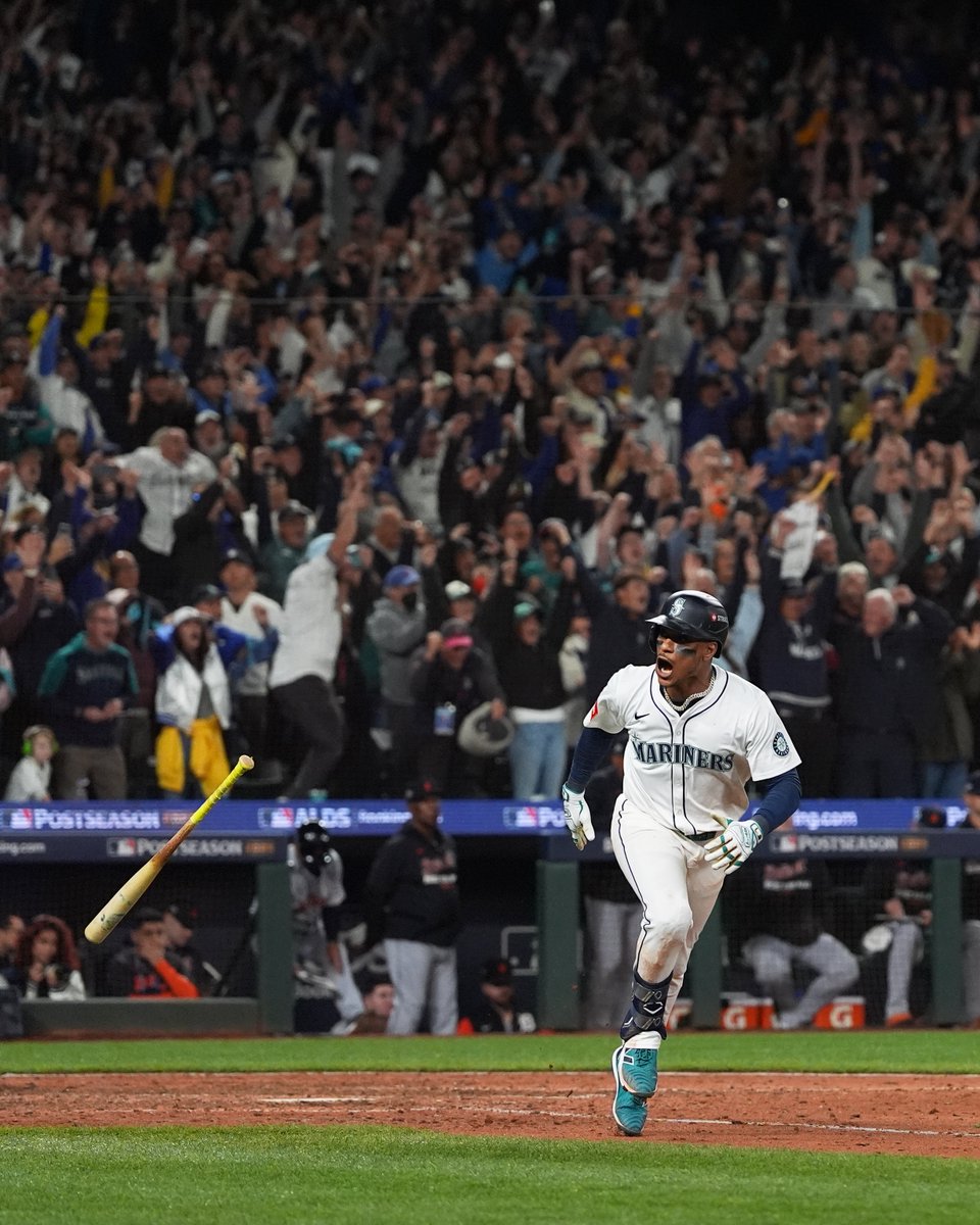 lindseywasson's tweet image. Feels like a vertical. #Mariners&apos; Jorge Polanco throws his bat after hitting his game-winning RBI single in the 15th inning to beat Detroit 3-2 and advance to the #ALCS ⚾️(AP/Lindsey Wasson)