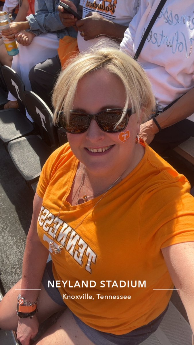 mitzi4vols's tweet photo. Ready for GAME DAY!! Let's Go 🆄🆃! GO #VOLS GO!! #GBO 🆃♥️🍊🏈 #VamosVols🍊🆃 #BeatAR #KillTheHogs https://t.co/ynvbH4njix