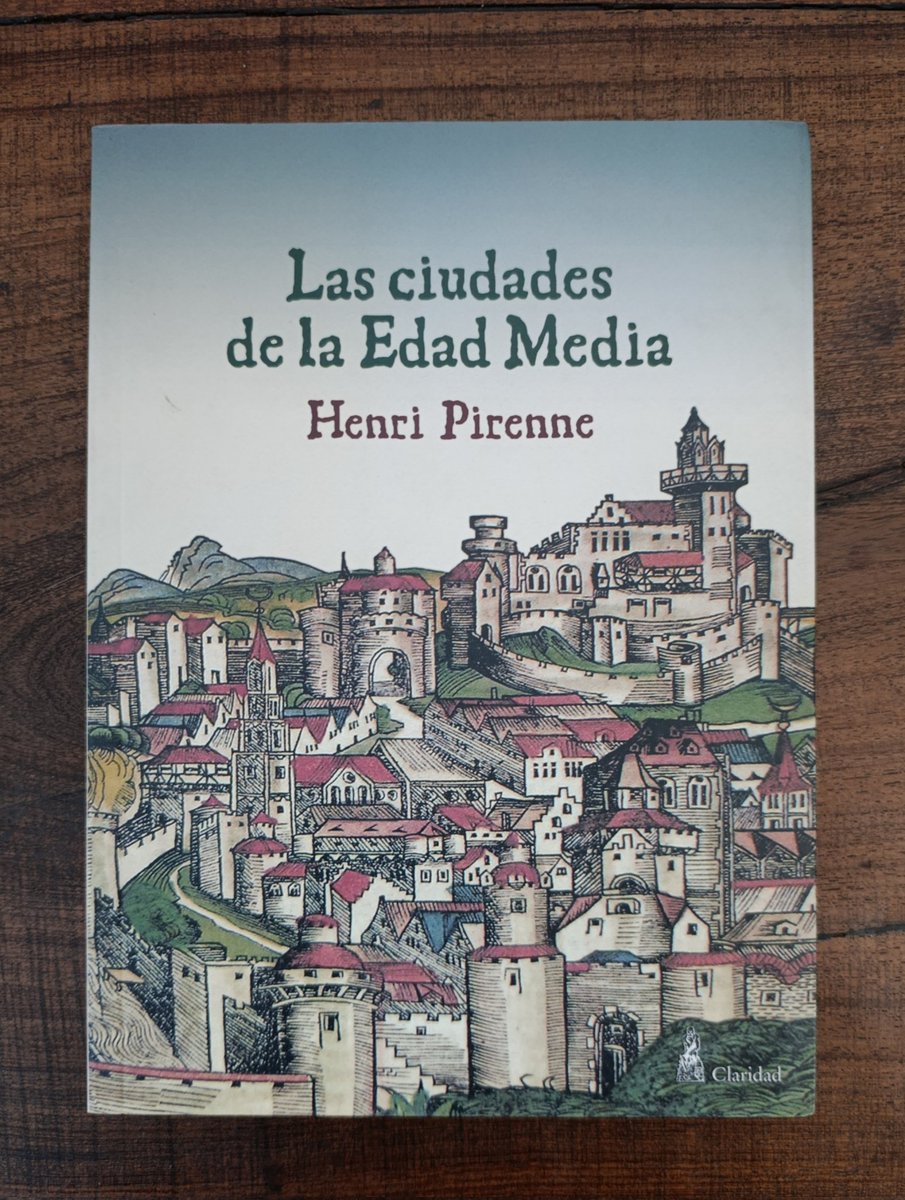 A los clásicos, como Henri Pirenne, hay que leerlos por dos motivos: por las preguntas que abrieron y por los elementos historiográficos que ayudaron a construir. Con menos de 150 páginas, este es #UnLibroDeHistoriaParaElFinde