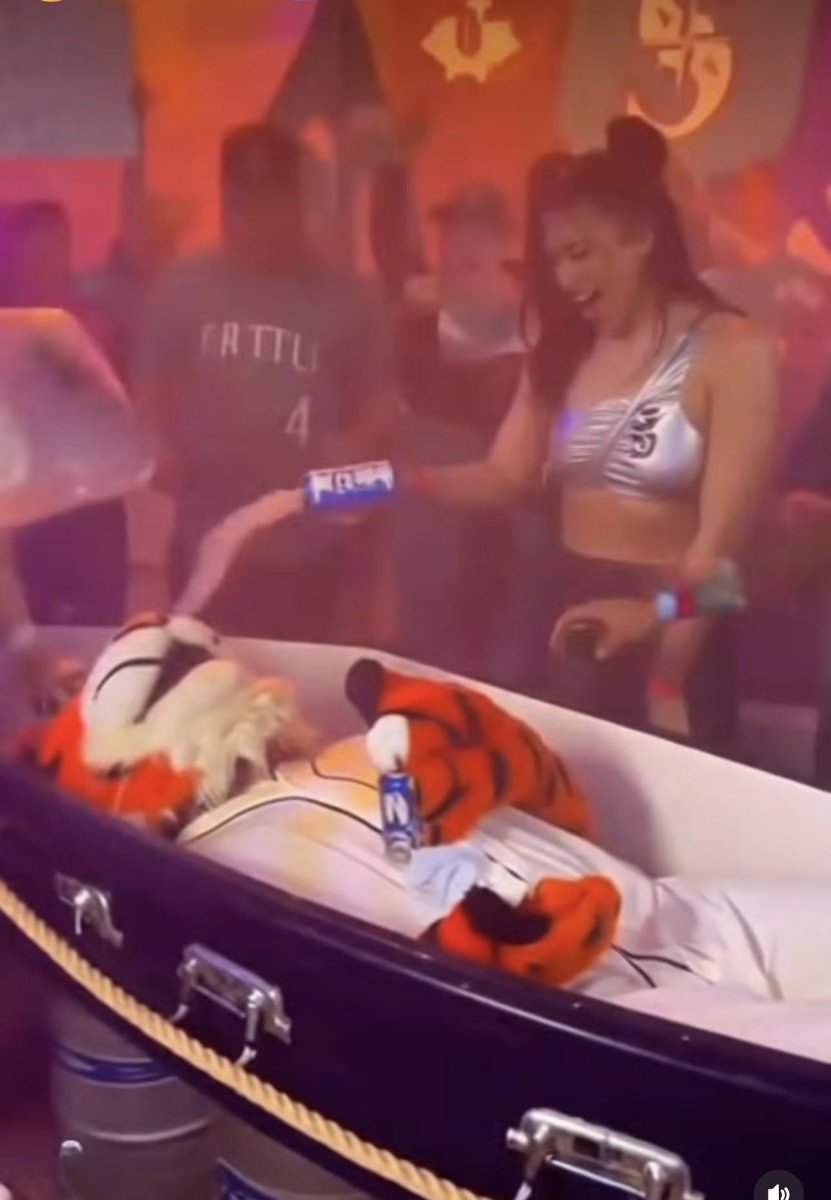ElonDreMusk's tweet image. Seattle Mariners fan are fucking wild. What the fuck kind of celebration is this 😭😂
They’ve got the Tigers mascot in a coffin 😂😂 #mlb #baseball #MLBPlayoffs