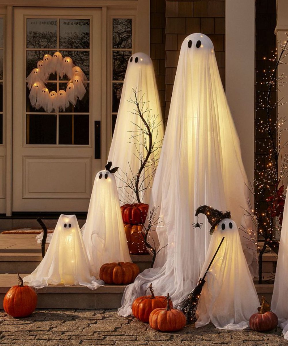 GorgeousAndWild's tweet photo. "This is my favourite season! We love decorating our home and filling it with spookiness, I'm sure @EthanTheWolfDC is getting annoyed with my vision for our home. There is alot more to do babe! Grab your tools." 🎃🎃🎃🎃🎃 https://t.co/PaxyeZgNUt